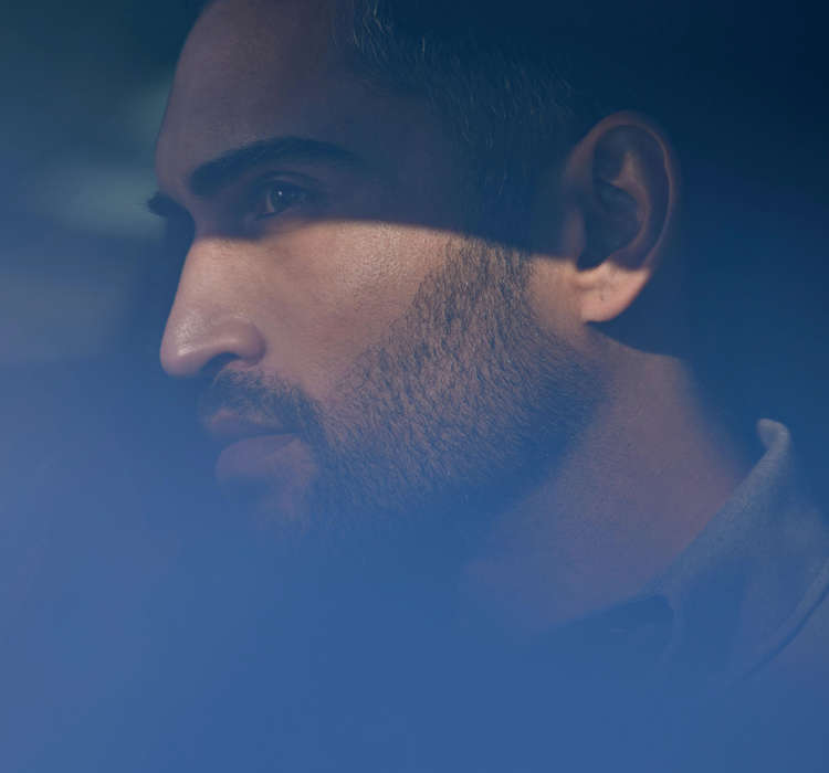 Чоловік дивиться крізь вікно автомобіля Peugeot