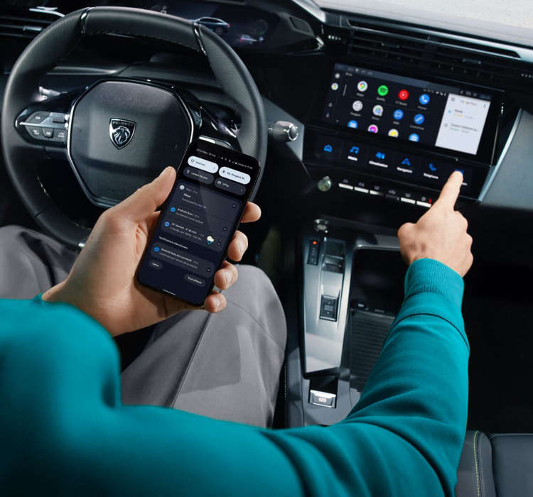 Салон Peugeot 408, чоловік зі смартфоном