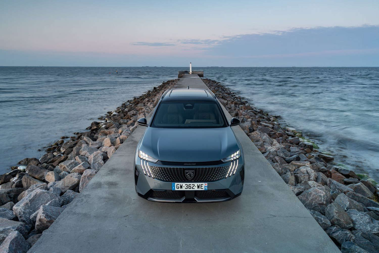 Новий PEUGEOT 5008, вигляд спереду згори