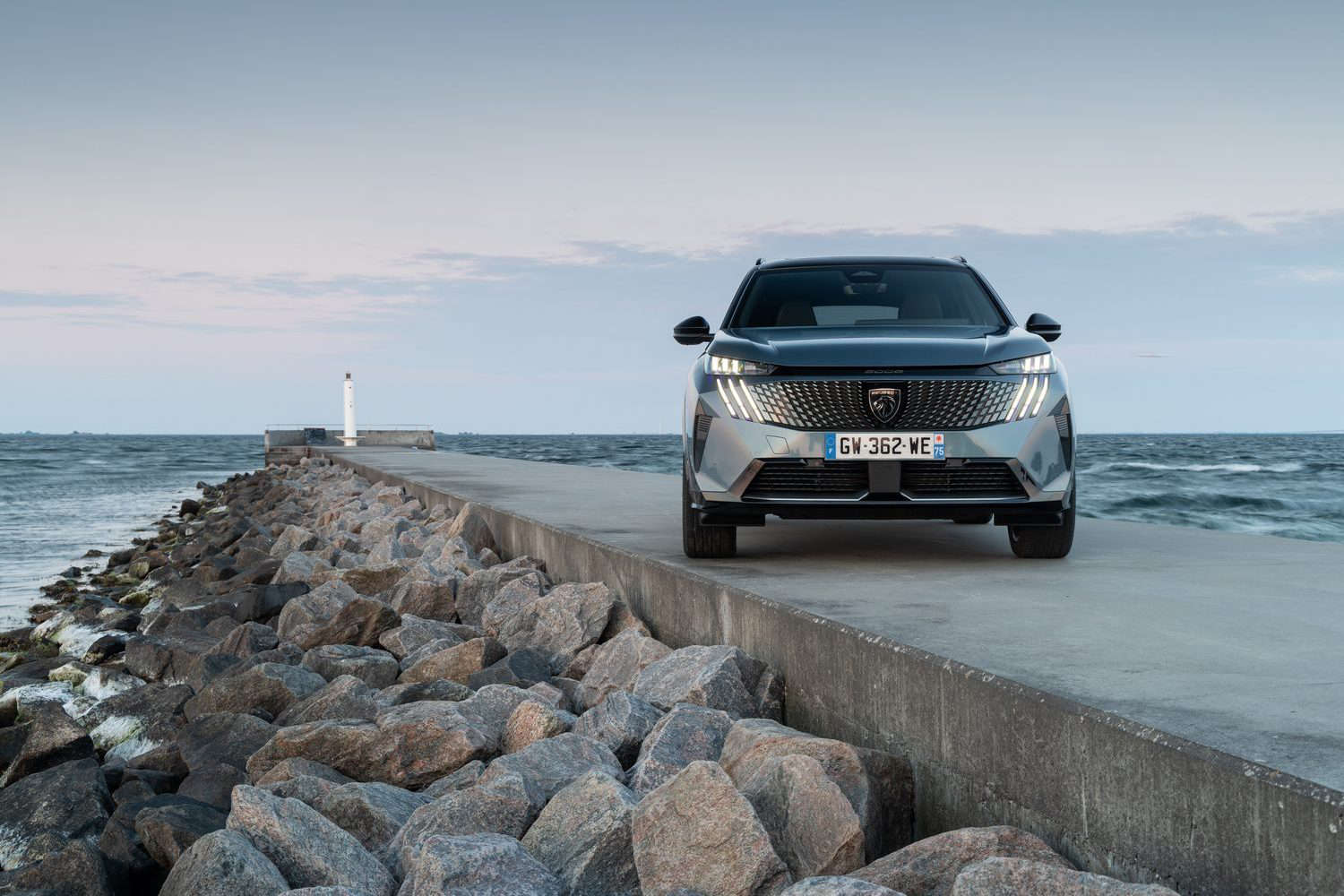 Новий PEUGEOT 5008, вигляд спереду