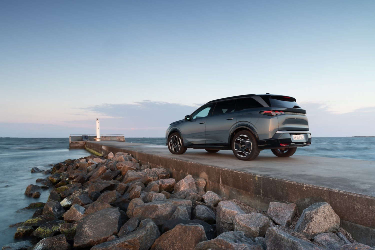 PEUGEOT E-5008, вигляд ззаду з лівого боку