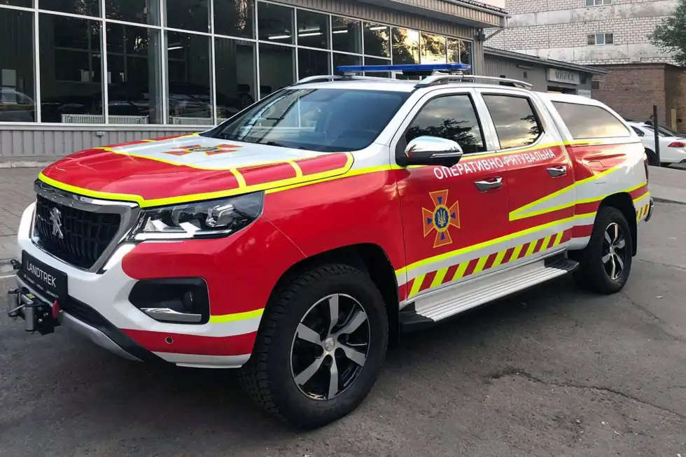 PEUGEOT Landtrek на службі у ДСНС, вигляд спереду з лівого боку
