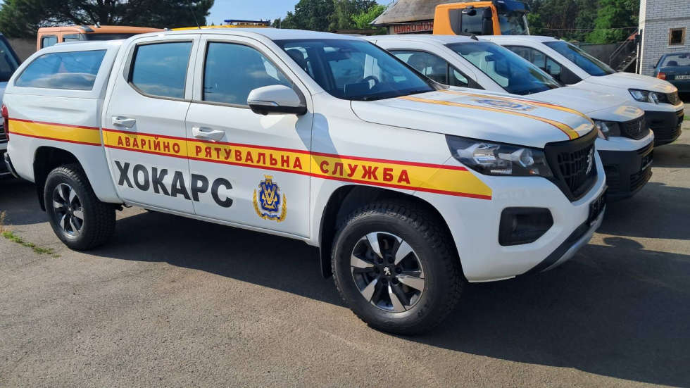 PEUGEOT Landtrek на службі у «Хокарсі», вигляд спереду з правого боку