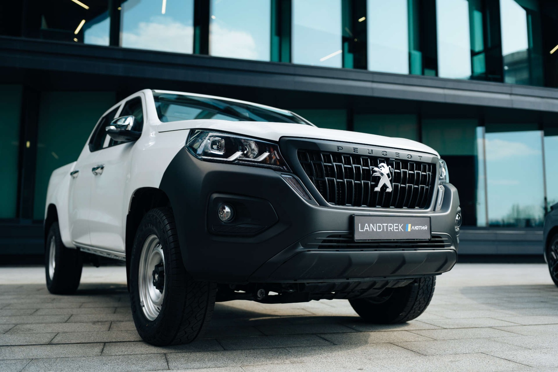 PEUGEOT Landtrek «Лютий», вигляд спереду з правого боку