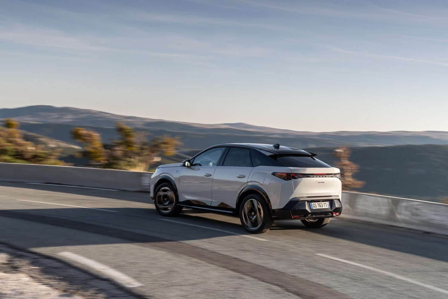 PEUGEOT 3008, вигляд ззаду з лівого боку на трасі