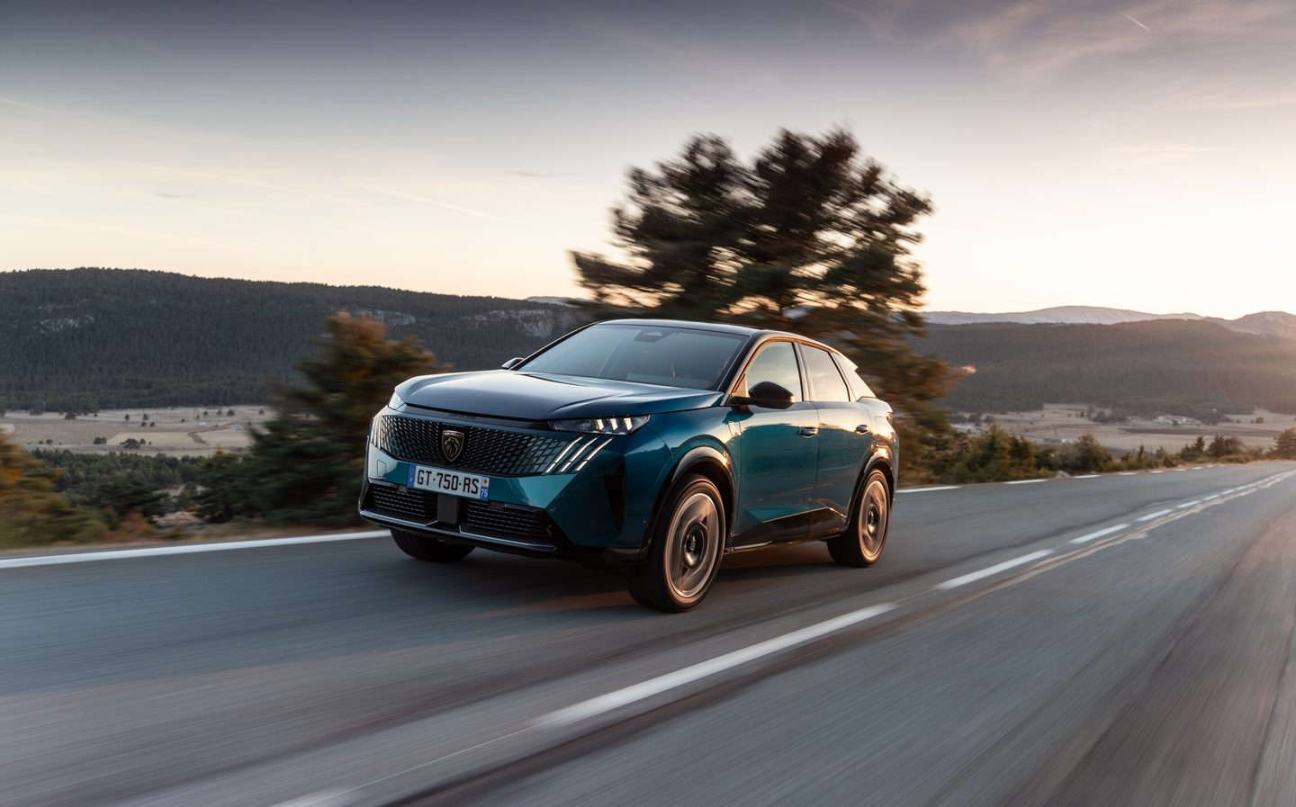 Новий Peugeot 3008, вигляд спереду з лівого боку на трасі
