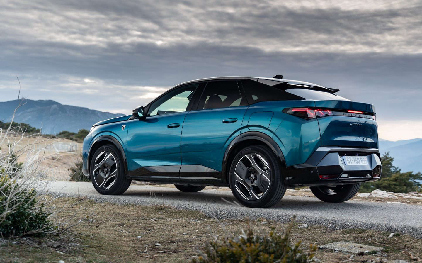 Новий Peugeot 3008, вигляд ззаду з лівого боку на трасі