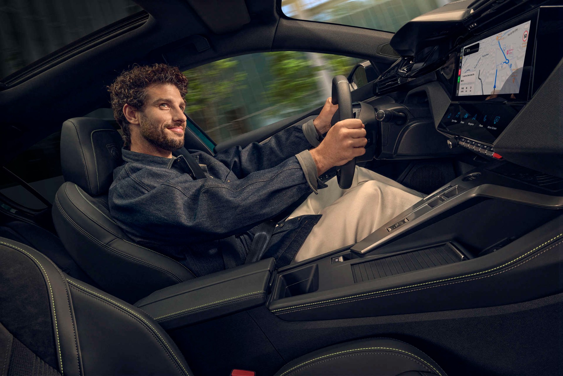 Новий PEUGEOT 308, водій за кермом, передні сидіння