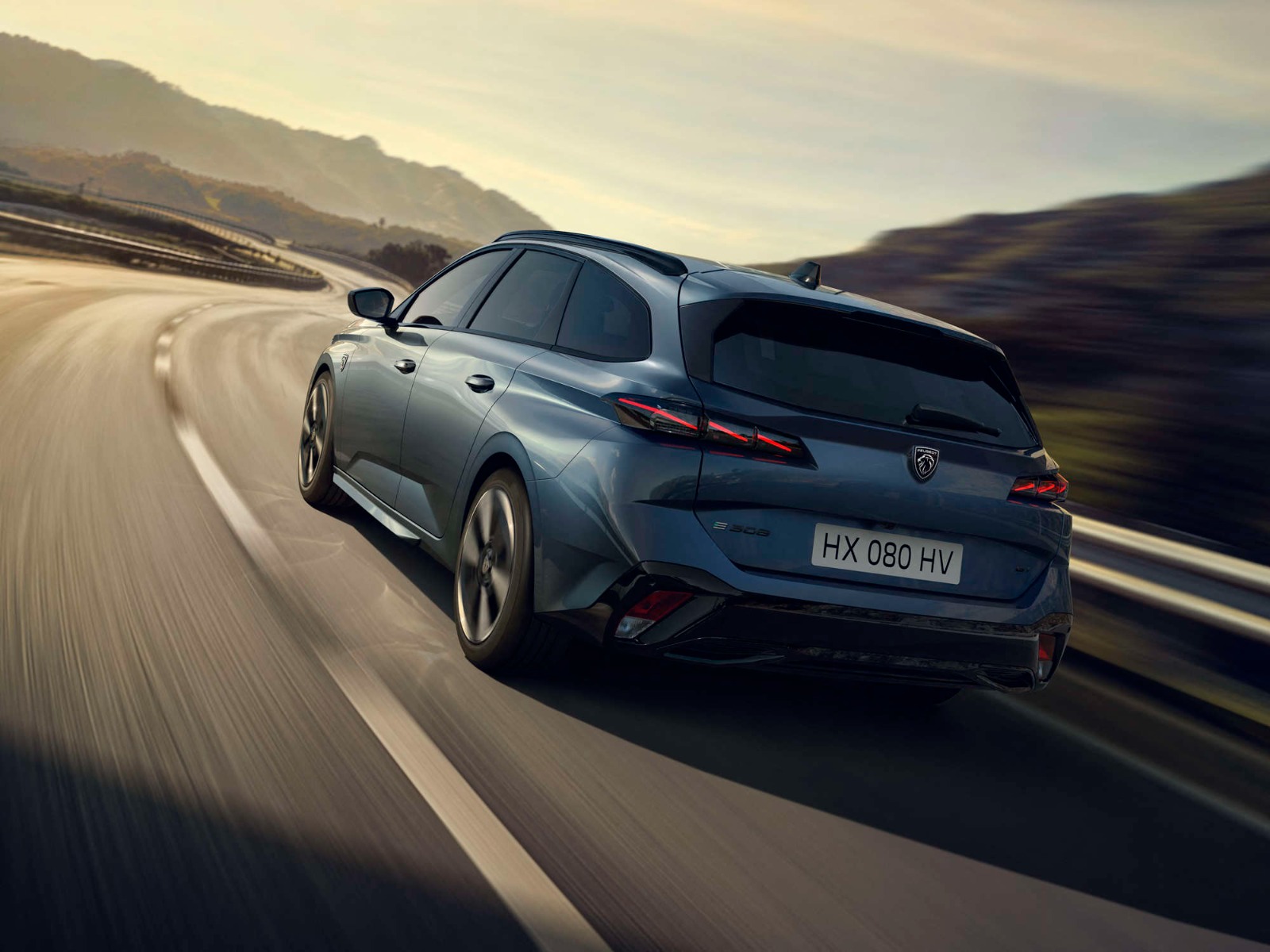 Новий PEUGEOT 308 SW, вигляд ззаду з лівого боку