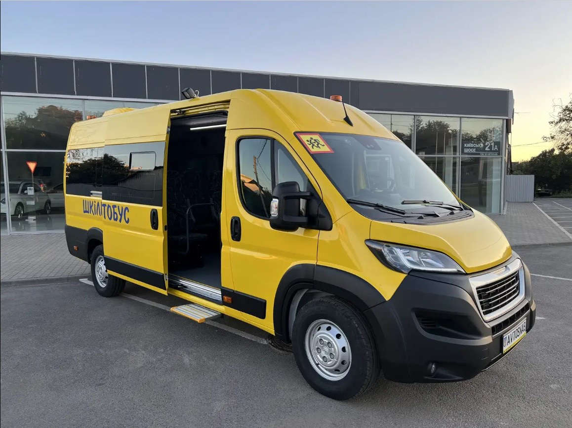 Шкільний автобус Peugeot Boxer з відчиненими дверима